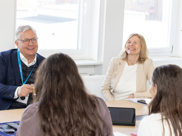 Aurubis CEO Dr. Toralf Haag trifft Schülerinnen