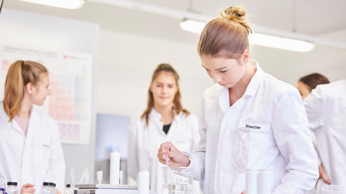 Nanowissenschaft ganz groß: Versuchsmarathon im Schullabor der Universität Hamburg