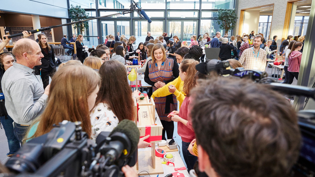 Zwei Ministerinnen und 200 Mädchen bei tesa