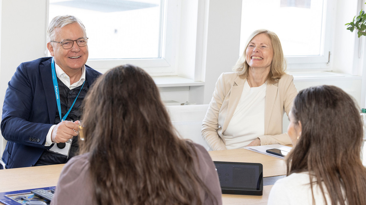 Aurubis CEO Dr. Toralf Haag trifft Schülerinnen