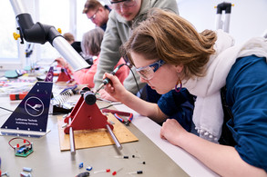 Eine junge Frau, lötet