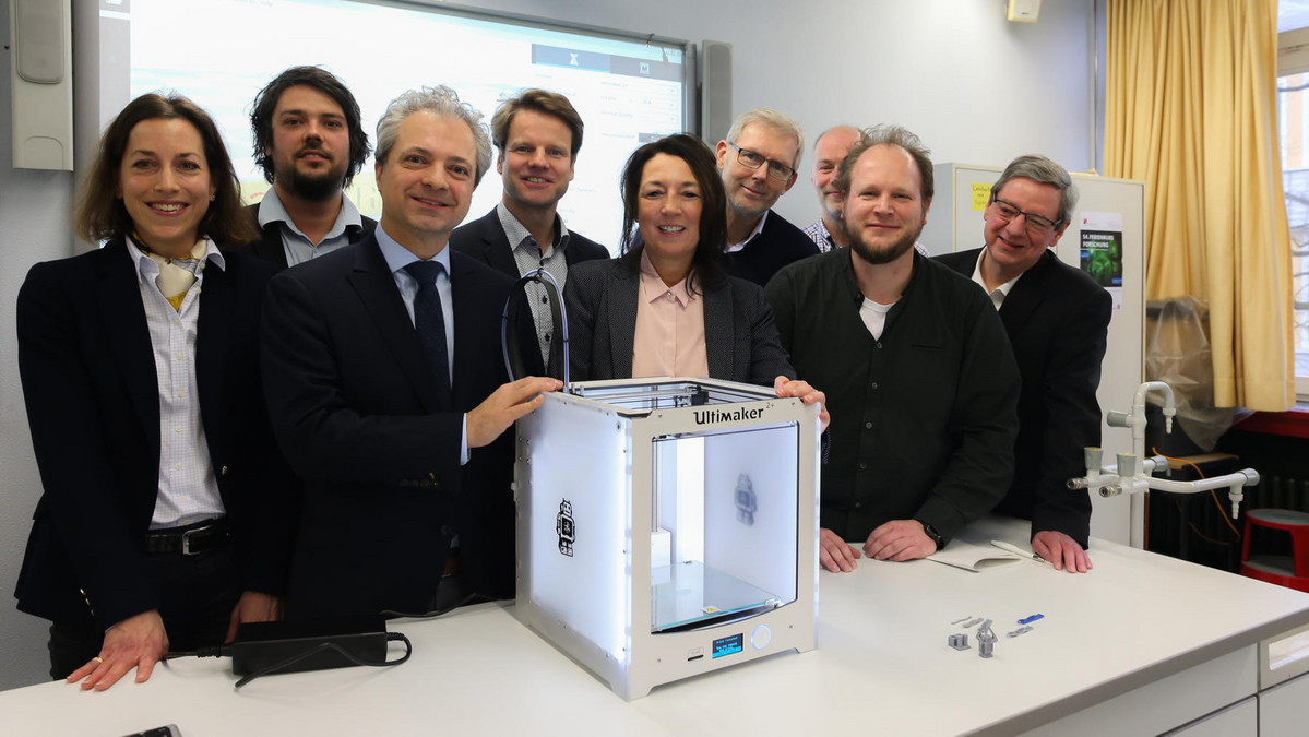 Hamburger Unternehmer schenken Schulen 3D-Drucker