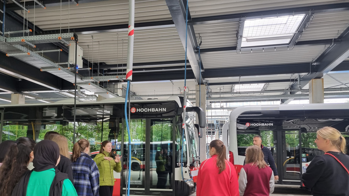 Was mit Zukunft: clean:tech Schüler zu Besuch bei der Hochbahn