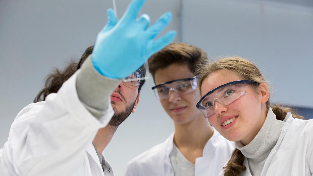 Hamburger Schüler präsentieren 3D-Druck in Saseler Haspa Filiale